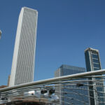 JLLโs potential exit puts pressure on Chicagoโs Aon Center